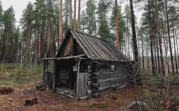 Топили по-чёрному: почему у старых домов не было труб — и как люди грелись в те времена