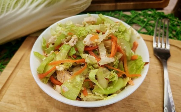 Прощай, зимняя тяжесть: лёгкий салат с «яичной соломкой», который заменит ужин