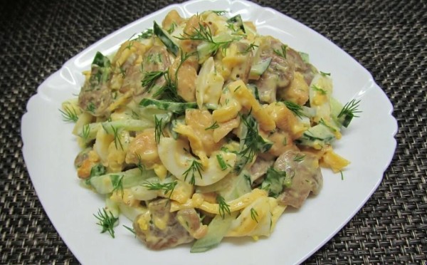 Легенда семейных застолий — салат с курицей и грибами: можно есть и тёплым, и холодным