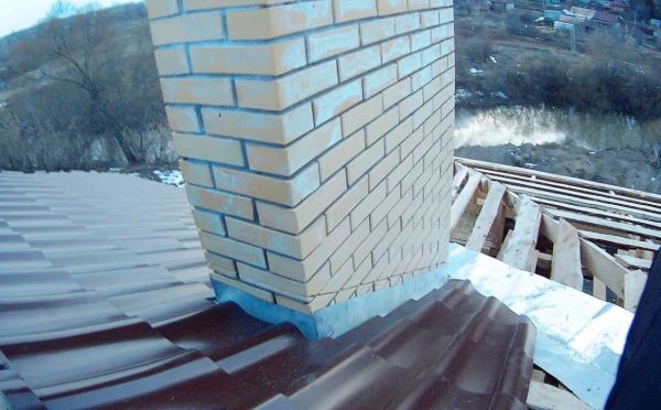 Больше никакого мокрого чердака: убрал протечки от трубы при помощи 2-х средств — проще и не придумаешь