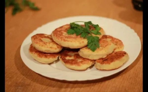 Забудьте про сахар и изюм: шеф Ивлев показал, как приготовить сырники с ветчиной и сыром