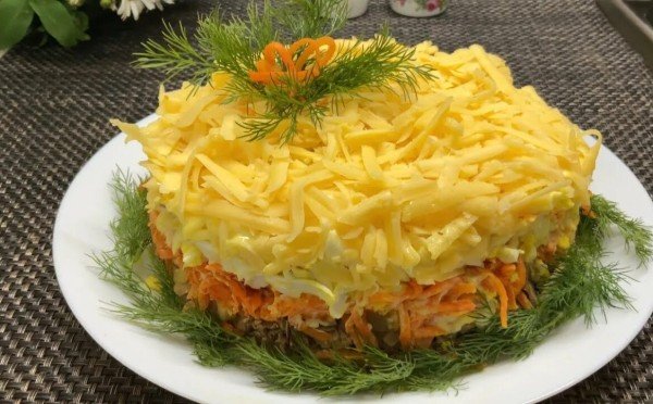 Традиционное блюдо русской кухни: слоёный салат с печенью — классический рецепт