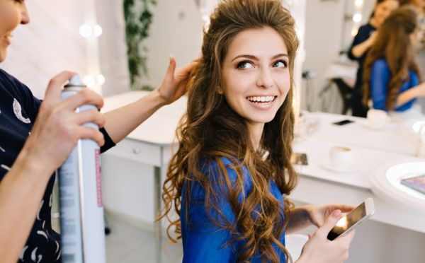 Минус 10 лет без филлеров: простая хитрость с направлением локонов, которая подтягивает овал лица