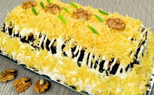 Гости всегда просят рецепт: этот салат с черносливом и курицей первым исчезает со стола — теперь готовлю только так