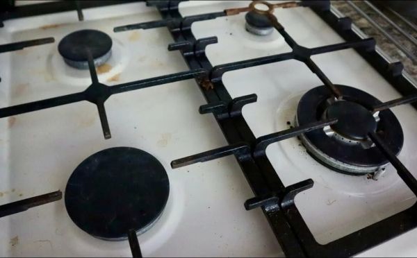 Руки и кошелёк останутся целы: простейший способ отмыть решётку газовой плиты — понадобится 1 бытовое средство