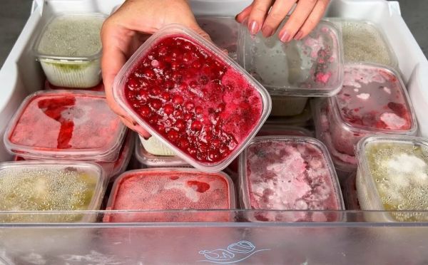 Ягоды не только для компота: 3 идеи, как можно использовать замороженные заготовки — и для соуса, и для десертов