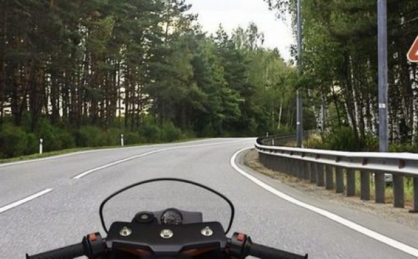 Три полоски —все, что можно посчитать, нужно посчитать: вопрос из экзамена ПДД, которому удаётся запутать до 45% отвечающих