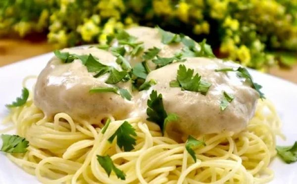 Ужин как в лучшем ресторане: готовим сочные тефтели в сливочном соусе за 30 минут