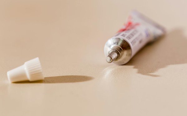 Опять приклеился — если клей засох на пальцах, не спешите отдирать, вот 3 проверенных способа снять его легко и без боли