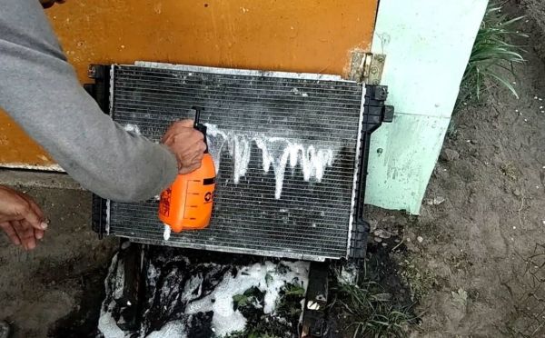 Шпаргалка для автомобилистов: как правильно мыть радиатор — чтобы ничего не повредить