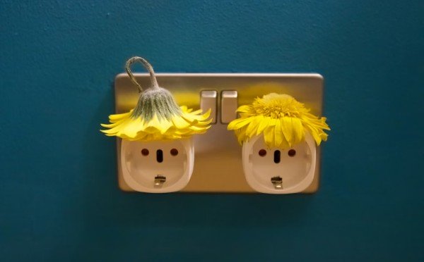 Неудобно только на голове стоять — гениальный способ «перенести» розетки, если они расположены не так, как вам нужно