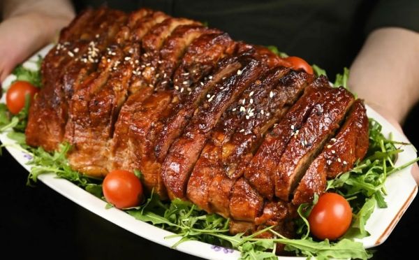 Больше никакой «резины»: пошаговый рецепт ароматной домашней нарезки — шеф-повар назвал простой ингредиент