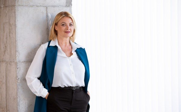 Забыть про живот: стилист назвала правило монохрома спасением для женщин 60+, которые хотят выглядеть стройно