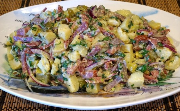 Картофель больше не жарю: бюджетный салат «на миллион», который готовится за 5 минут из того, что есть в доме