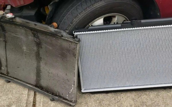 Таблетку для посудомойки — в радиатор: механик показал, как очистить печку авто до блеска без разбора