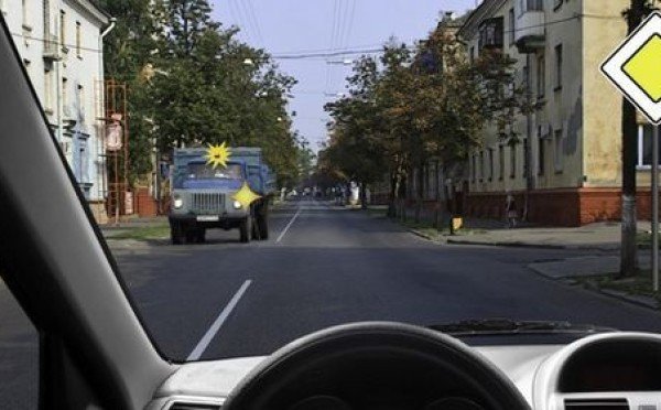 Не каждый мигающий освобождает от соблюдения правил — цвет лампочки на крыше не даёт права на ошибку: экзамен ПДД выяснил, чего не знали 48% сдававших