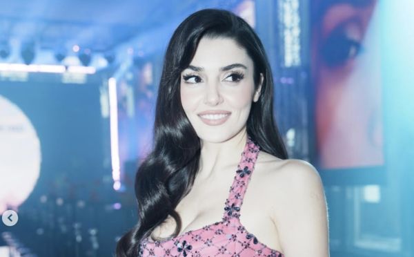 Антинаркотическое расследование в Турции: власти выдали ордер на арест Ханде Эрчел — звезды сериала «Постучись в мою дверь»