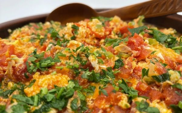 Забудьте про обычную яичницу: готовим сочный весенний завтрак с томатами и сыром за 10 минут