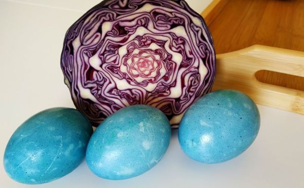 Никакой покупной химии: красим яйца на Пасху при помощи капусты — и получаем невероятно красивые оттенки