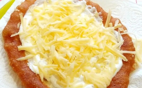 С такой лепёшкой и пирожки не нужны: нежный Лангош на сковородке — восхитительный перекус