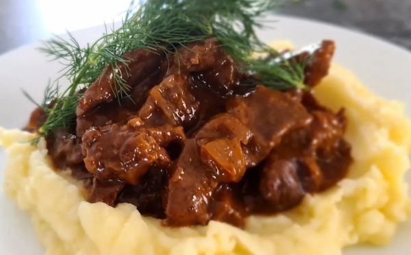 Секрет нежности от Ивлева: как приготовить бефстроганов по-деревенски, который тает во рту