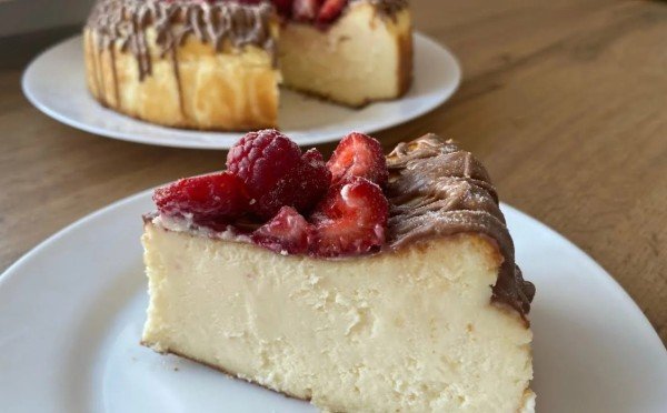 Словно из кондитерской: готовлю нежный ягодный пирог с заварным кремом из самых простых продуктов