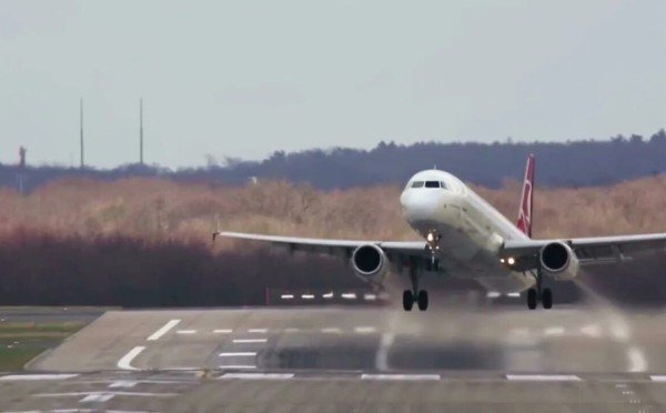 Асфальт не всесилен: как самолёты разрушают даже самые прочные покрытия — и что с этим делают