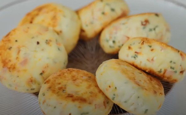 С сахаром больше не готовлю: сытные сырники с ветчиной и томатами по рецепту шефа Ивлева