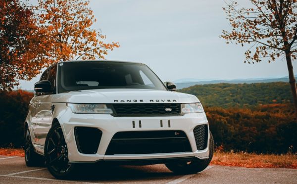 Качество люкс — не Range Rover, но его китайский брат, теперь этот мощный внедорожник продается и в РФ