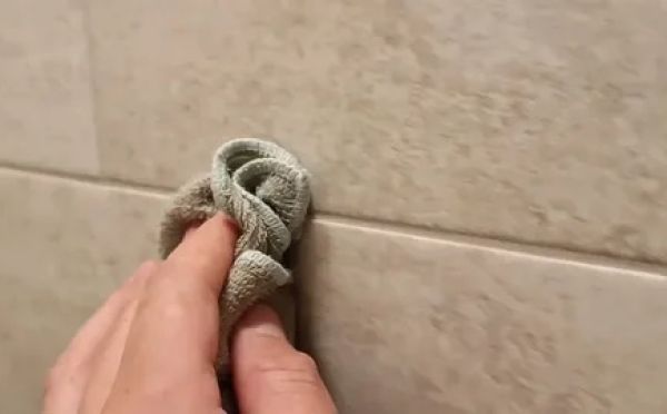 Ванная засияет как новая: копеечное средство из кухни, которое отбеливает швы за 10 минут