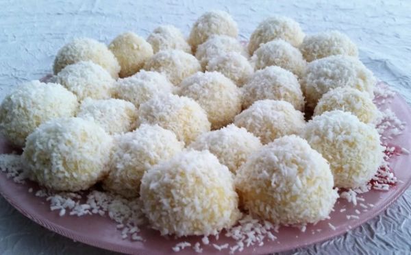 Трюфели из фиников за 10 минут: рецепт домашних конфет, который просят все коллеги — сладкое без вреда для фигуры