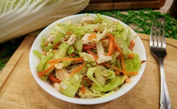 Прощай, зимняя тяжесть: лёгкий салат с «яичной соломкой», который заменит ужин