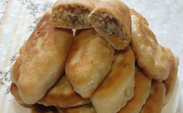 Нежное тесто и сытная начинка: постные пирожки с рисом — любимое блюдо для перекуса