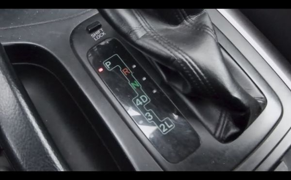 Надо или нет: обязательно ли переводить АКПП в нейтраль, когда стоишь на светофоре