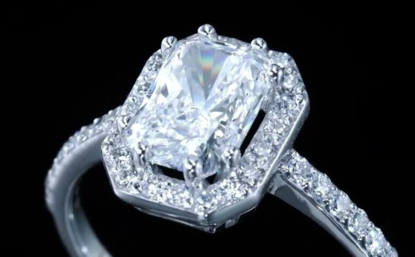 Знайте чувство меры: как грамотно носить украшения — чтобы они не резали глаза