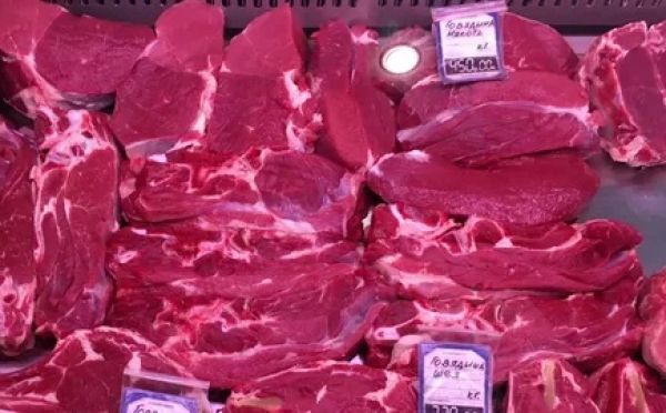 Опасно для здоровья: 3 признака того, что мясо на прилавке начало портиться, несмотря на скидку