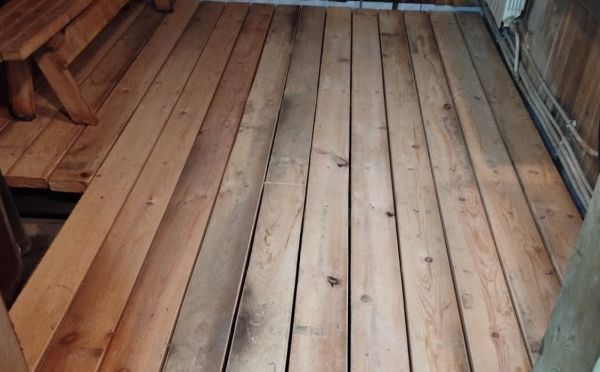 3 копеечных ингредиента — и полы в бане никогда не загниют: домашнее средство, которое заменит все покупные аналоги