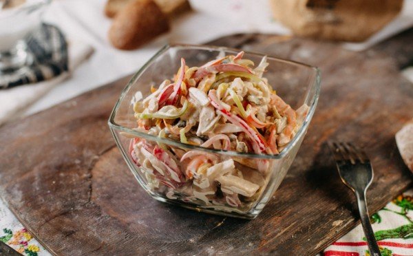 Забыла про «Мимозу»: готовлю лёгкий салат с кальмарами, который мужчины на работе приготовили за 5 минут