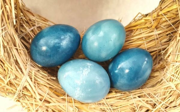Забудьте про шелуху: как покрасить яйца в цвет «королевский синий» с помощью обычной капусты