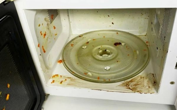 Забудьте про химию: чистим микроволновку домашним составом — отмоет любые загрязнения