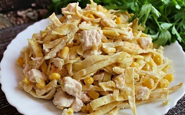 Забудьте про Оливье: готовим салат «Дама с характером» с жареным мясом и блинчиками