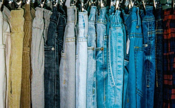 Джинсовая альтернатива — как завещала великая Шанель, женщины в 2026 будут носить брюки, вот главные модели весны