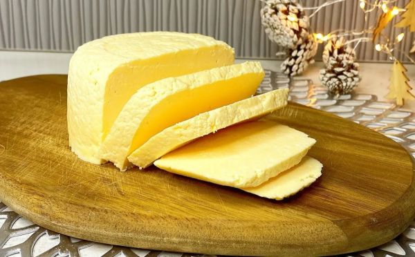 Вкуснее итальянского: готовим нежный домашний сыр из обычного молока за полчаса