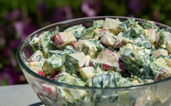 Забудьте о майонезе: секретная заправка превратит обычный салат из редиса в ресторанный шедевр