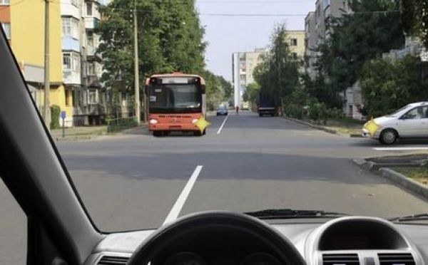 Вежливость — выбор королей и ваш: вопрос экзамена ПДД, где уступать приходится сразу двоим, вызвал протест в душе у 79% отвечавших