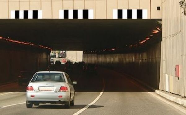 Черно-белые полосы над головой — непростой такой декор: вопрос экзамена ПДД, где опасность висит буквально сверху, и 49% сдававших её недооценили