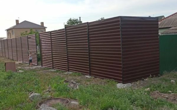 Главная ошибка при установке забора: почему «красивая» сторона внутри участка опасна для дома
