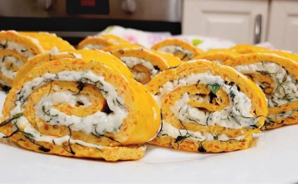 Очень красивый и вкусный: яичный рулет с сырной начинкой — быстрый перекус из того, что всегда под рукой