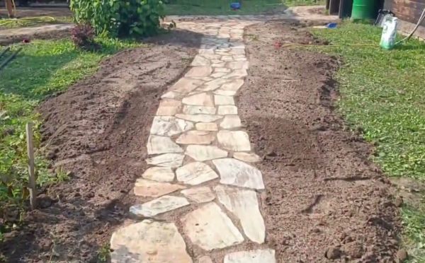 Бетон и арматура — прошлый век: 3 варианта садовых дорожек, которые держатся десятилетиями