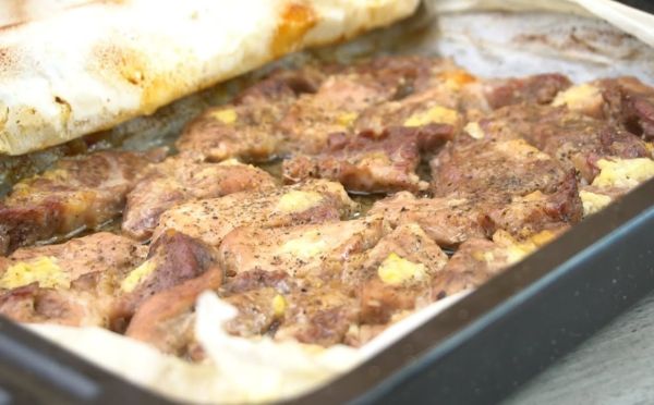 4 ингредиента — и полноценный ужин на столе: готовим сочную свинину с овощами